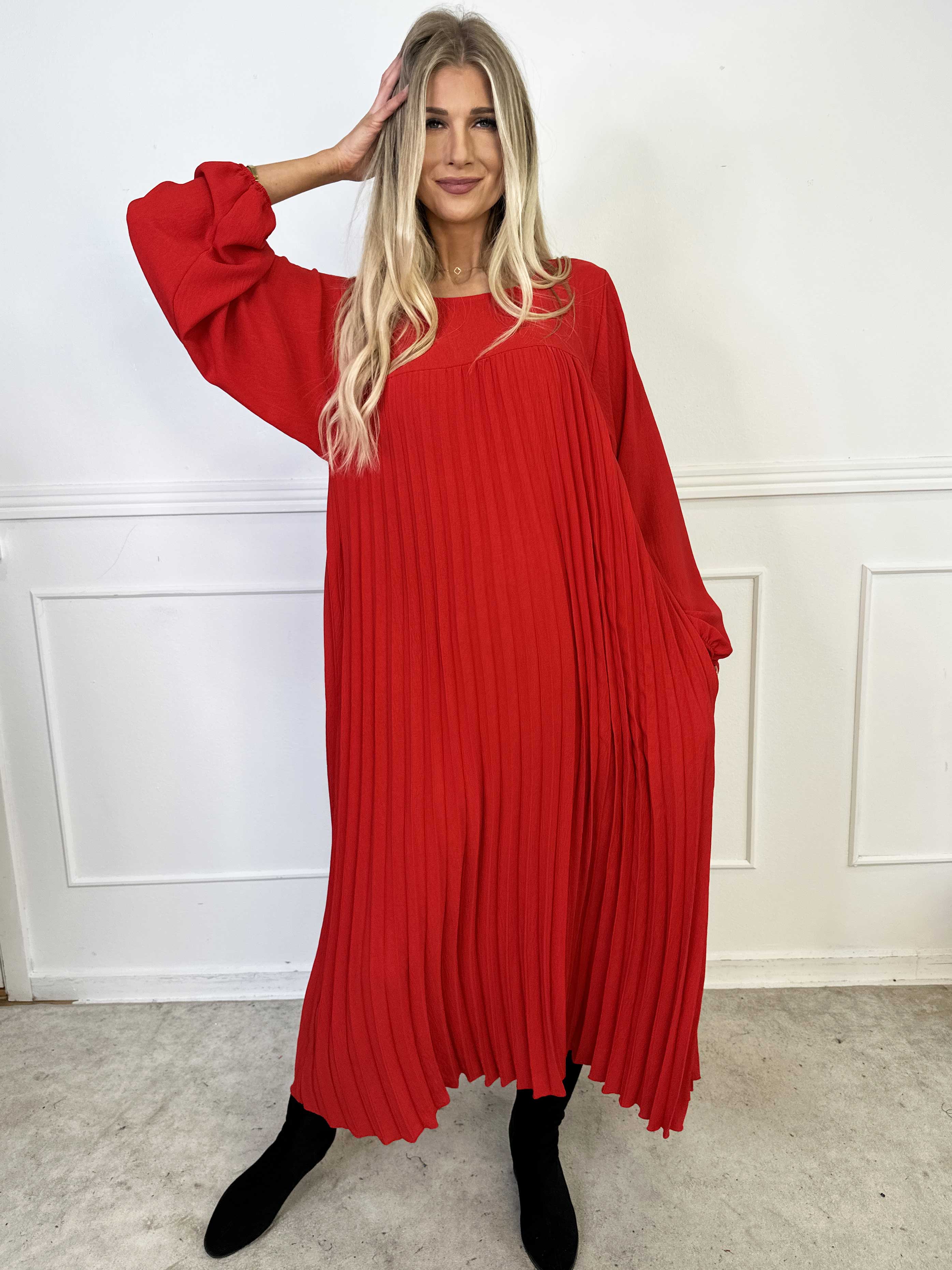 Nancy Long Sleeve - Lang kjole med plisseringer og lommer